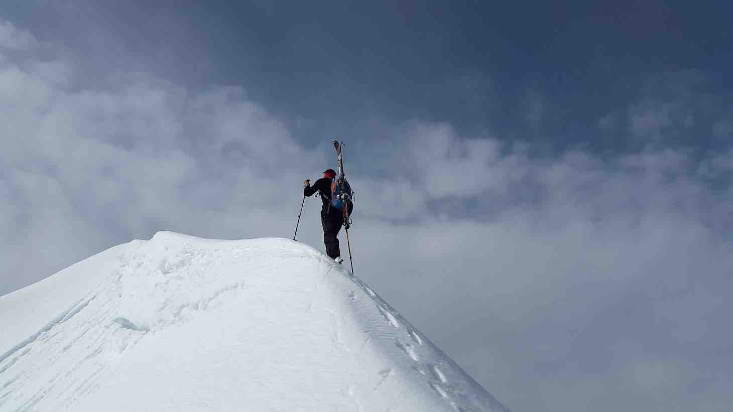 Arrivée au sommet en ski de randonnée. © Simon sur Pixabay.