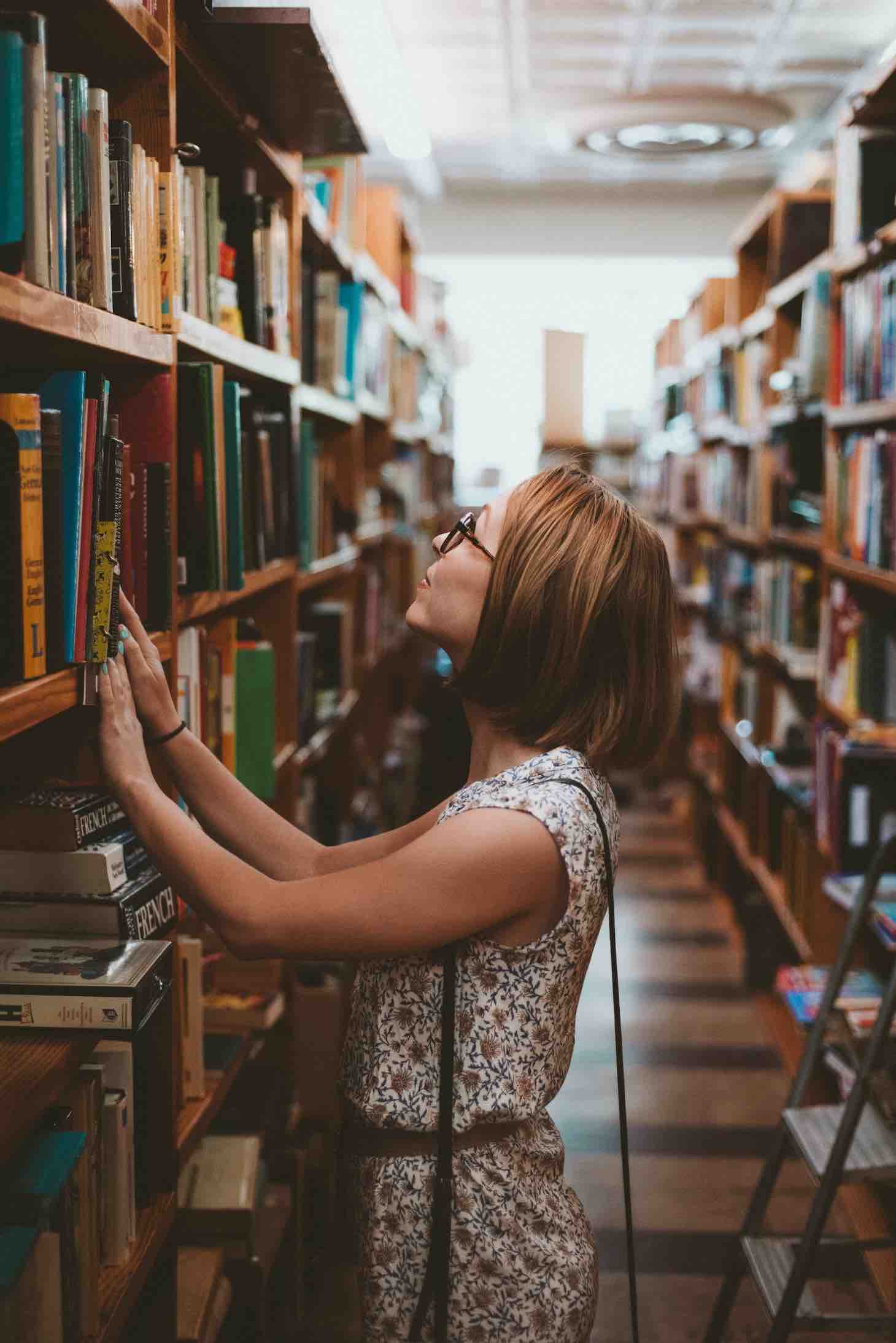 Jeune femme dans bibliothèque. © Clay Banks sur Unsplash.