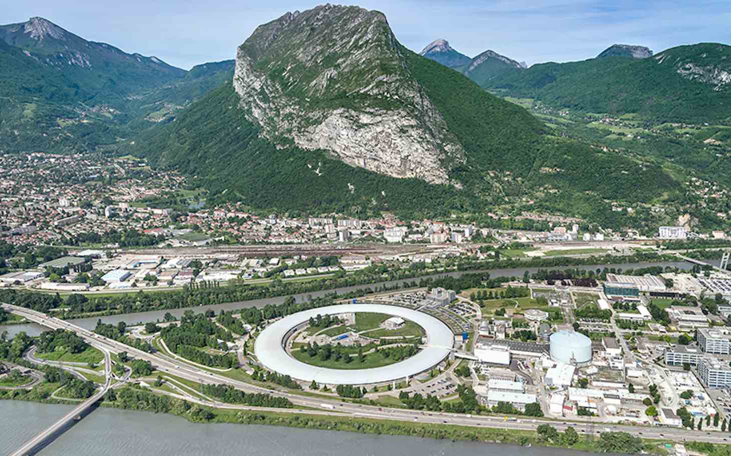 ESRF et ILL vus du ciel, avec massif de la Chartreuse. © Denis Morel/ILL-ESRF-Grenoble