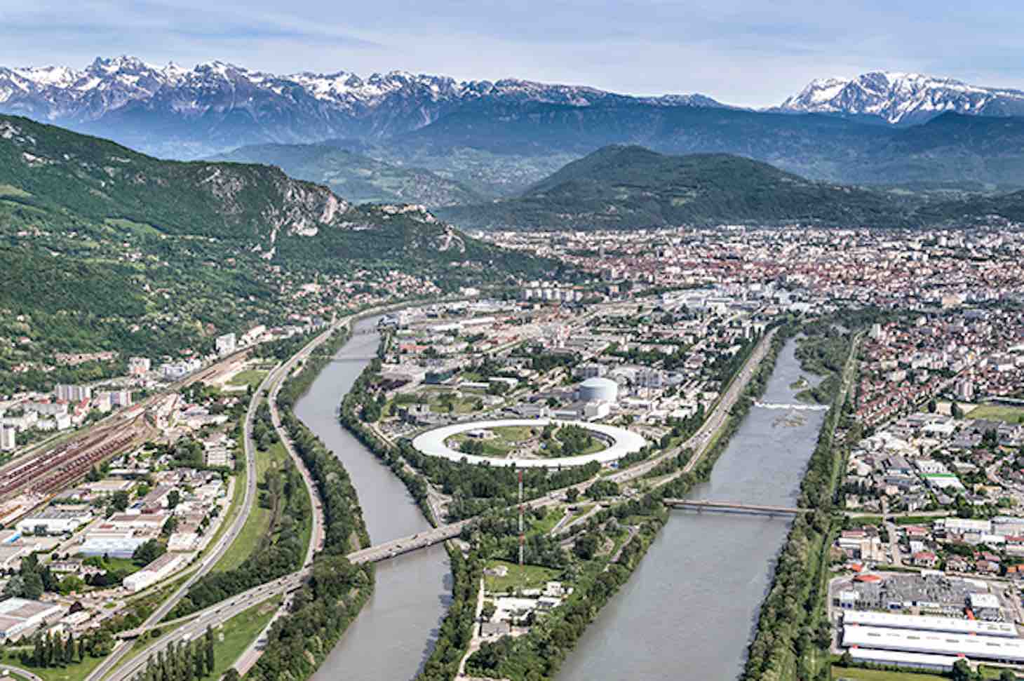 Presqu'ile scientifique, vue sur Belledonne. © Denis Morel/ILL-ESRF-Grenoble