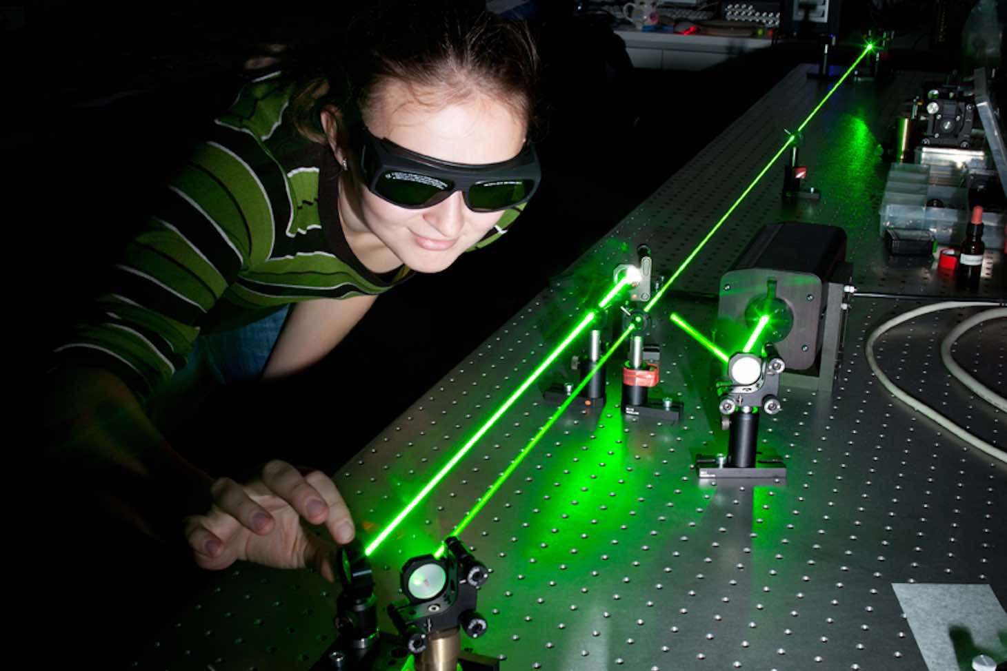 Etudiante devant un banc optique avec laser