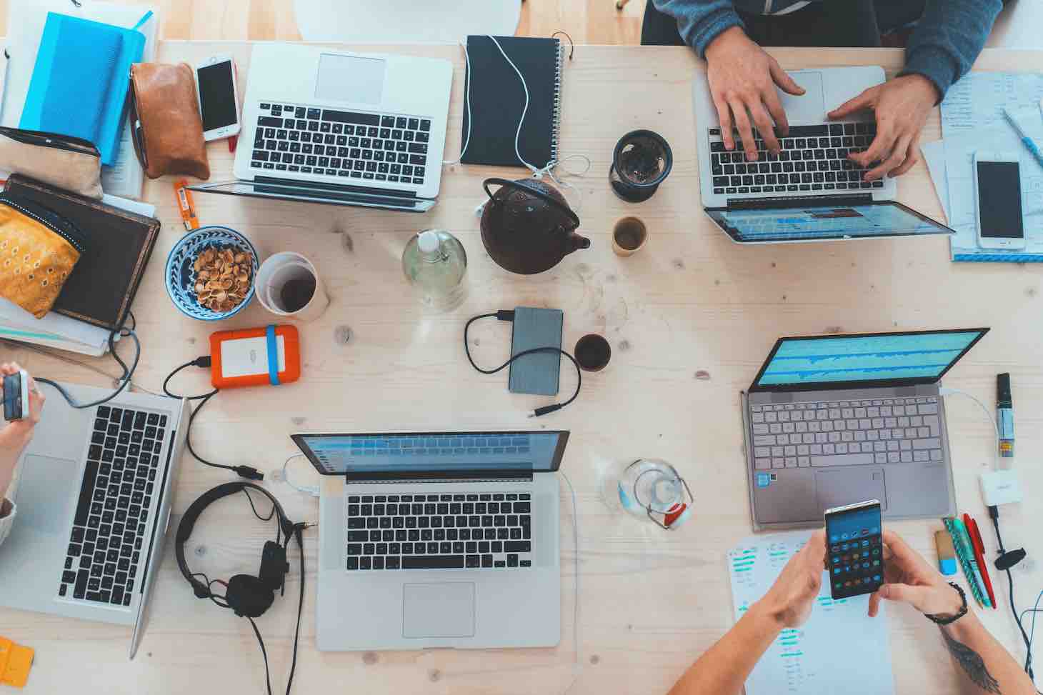 Etudiants travaillant en équipe. © Marvin Meyer sur Unsplash. Etudiants travaillant en équipe. © Marvin Meyer sur Unsplash.