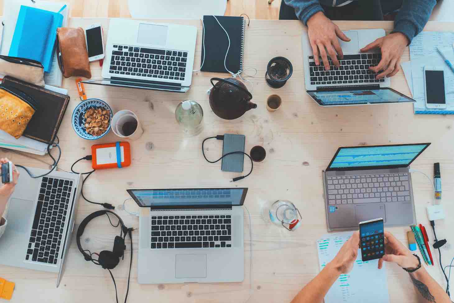 Etudiants travaillant en équipe. © Marvin Meyer sur Unsplash.