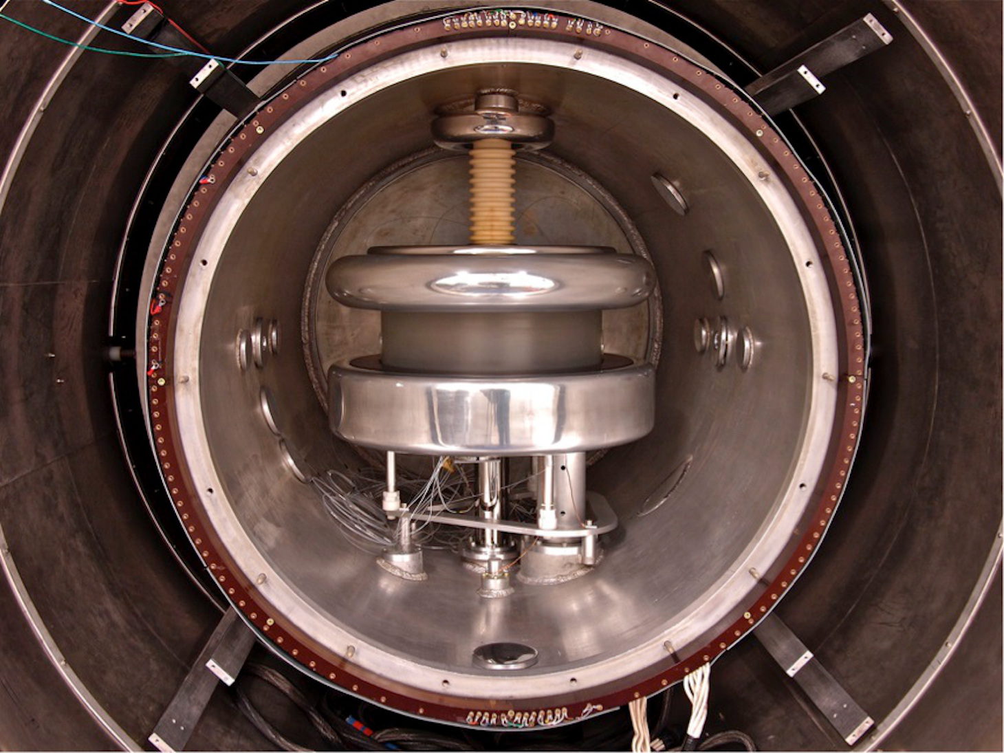 Spectromètre pour la mesure du moment dipolaire électrique du neutron à PSI (Suisse).  © nEDM Collaboration/Paul Scherrer Institute.