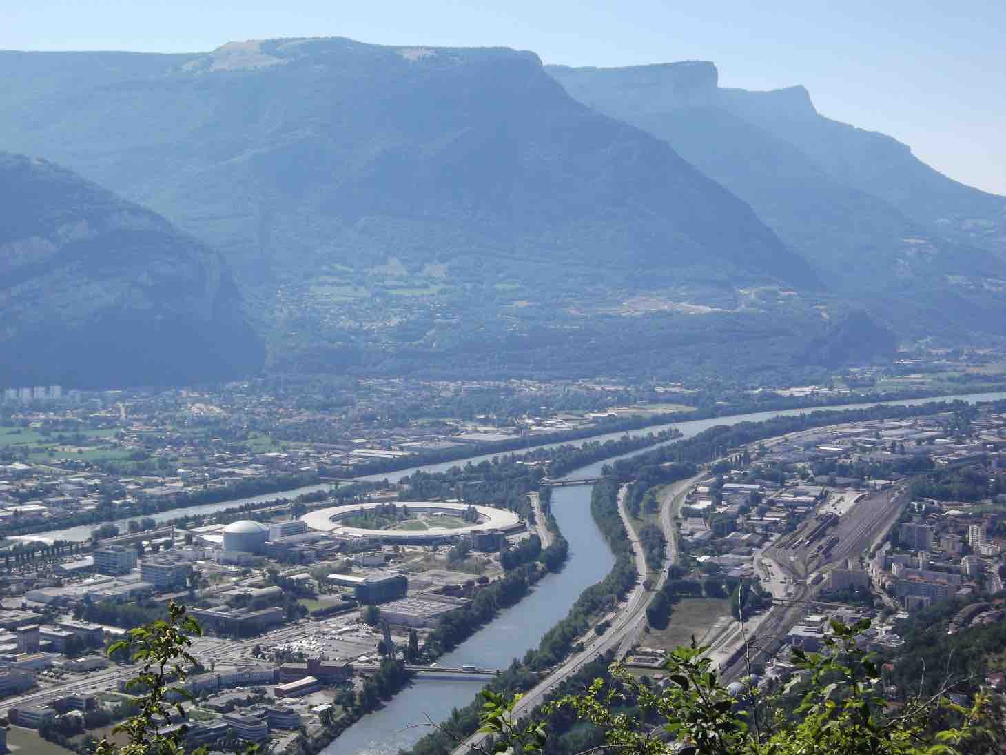 Grenoble, vue sur le polygone scientifique et le Vercors. © Shutterstock
