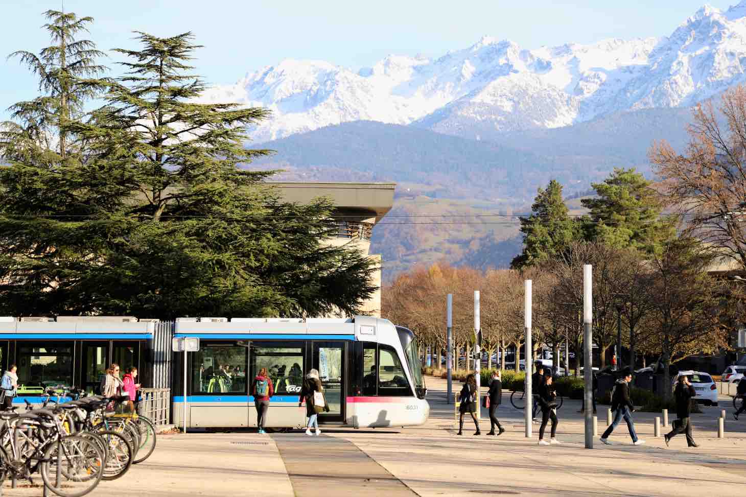 Arret de tram Bibliothèques, lignes B et C, Belledonne enneigée. © Pierre Jayet, UGA